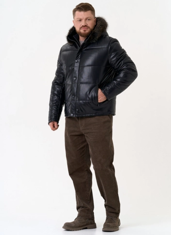 Пуховик из эко кожи с капюшоном из меха енота