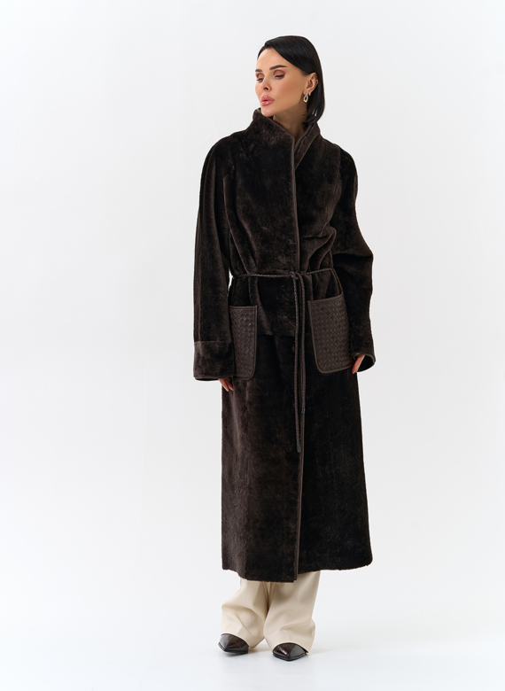 Женская дубленка с декоративным поясом