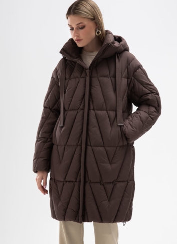 Женский пуховик коричневого цвета с капюшоном