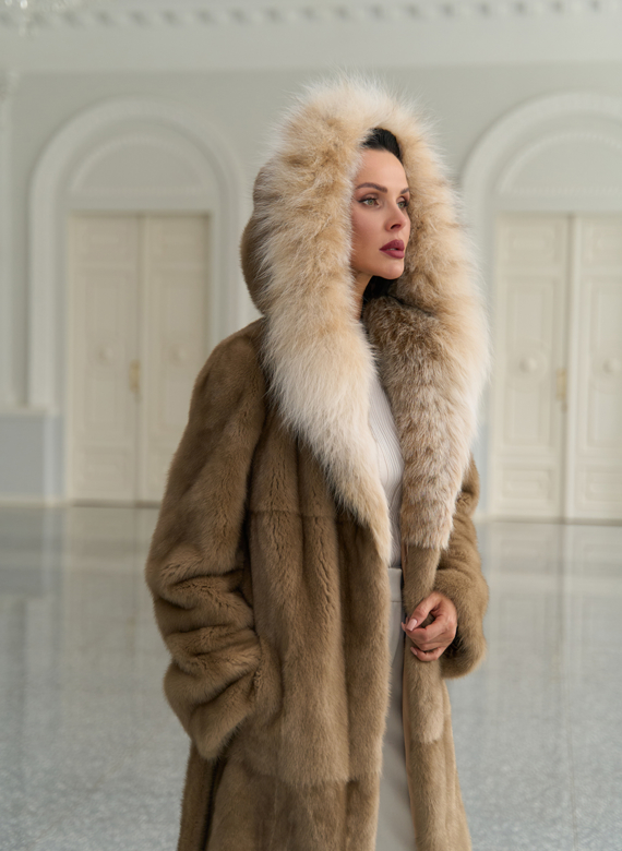 Женская шуба из меха норки с капюшоном из меха рыси