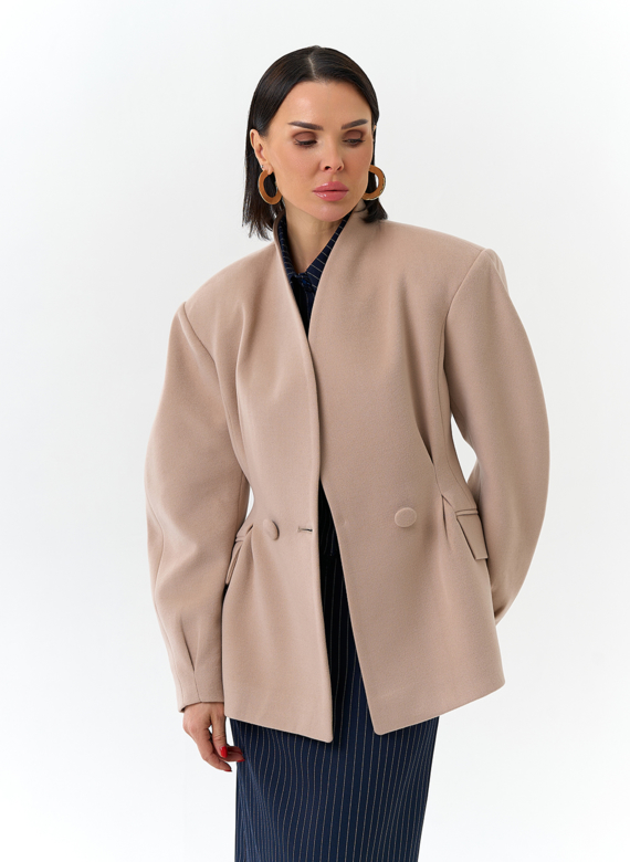 Женское укороченное пальто с акцентными рукавами