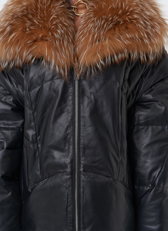 Женский кожаный пуховик с отделкой из натурального меха