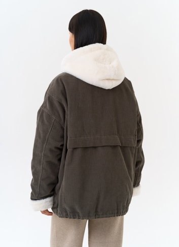 Женская утепленная куртка с отделкой из эко меха