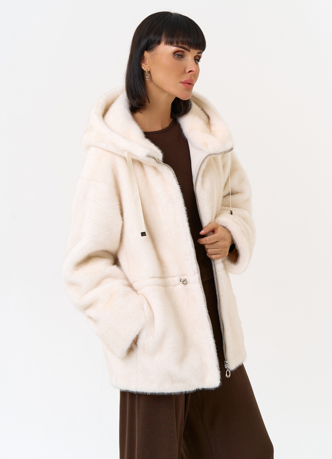 Женская светлая куртка из эко меха с капюшоном модель № 31231 универмаг малина