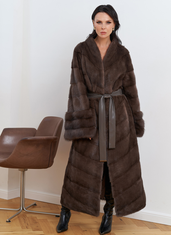 Женская длинная шуба с отделкой из меха куницы