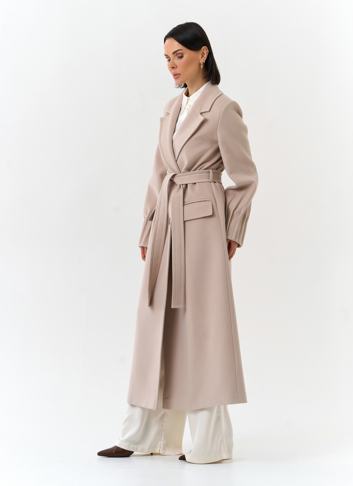 Женское светлое пальто с поясом