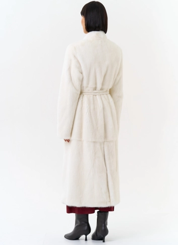 Белая шуба из меха норки с поясом