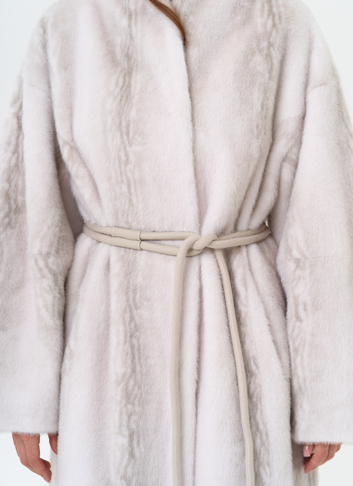 Светлое пальто из эко меха с поясом