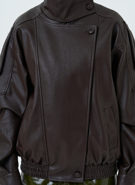 Женская куртка из эко кожи с воротником стойкой