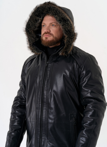 Пуховик из эко кожи с капюшоном из меха енота