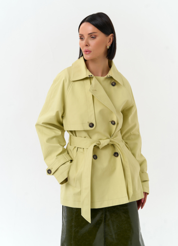 Женский укороченный плащ с поясом