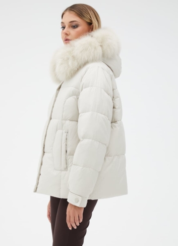 Короткий пуховик с капюшоном из меха песца