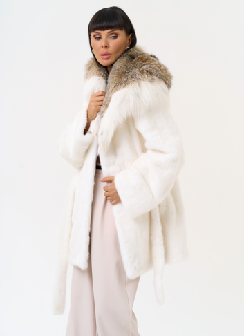 Женская шуба из меха норки с капюшоном из меха рыси