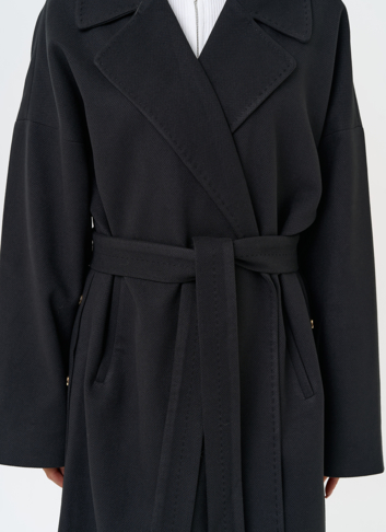 Женское пальто черного цвета с функциональными кнопками