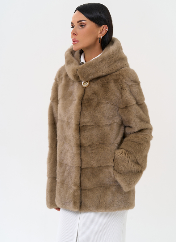 Короткая шуба с капюшоном