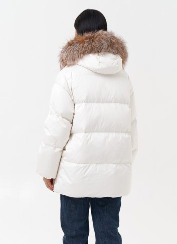 Женский пуховик с отделкой из меха лисы