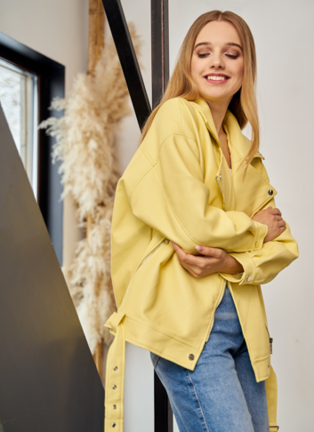 Женская удлиненная косуха-оверсайз в светло-желтом цвете