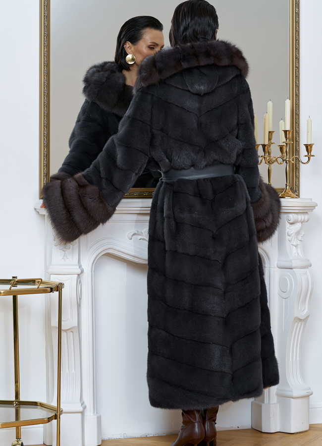 фото Длинная шуба из меха норки с отделкой из меха куницы модель № 31712