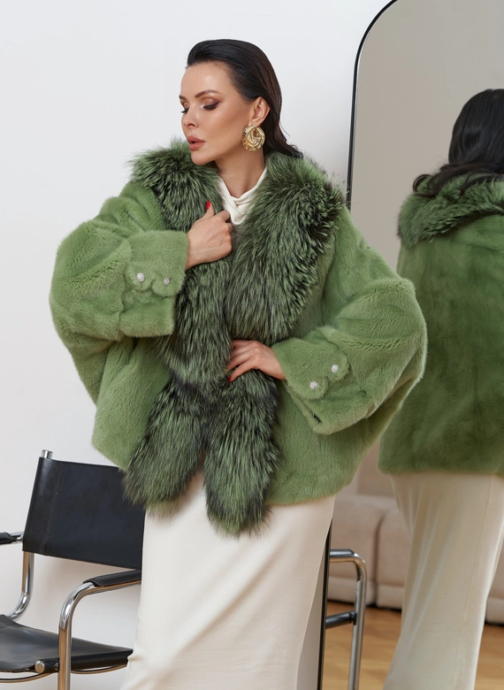 Короткая шуба из норки с мехом из чернобурки