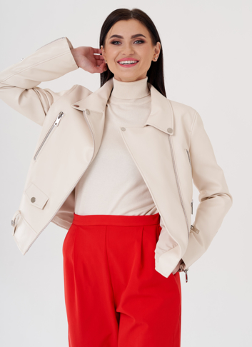 Светлая куртка косуха из эко кожи