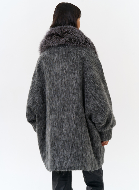 Женский удлиненный пуховик с отделкой из меха чернобурки