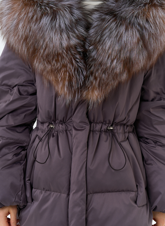 Женский пуховик с капюшоном из меха блюфрост