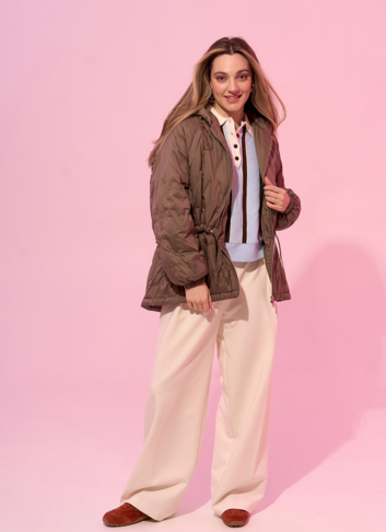 Женская куртка в коричневом цвете с капюшоном