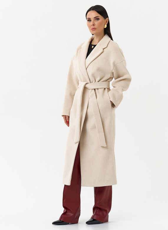 Женское пальто с английским воротником