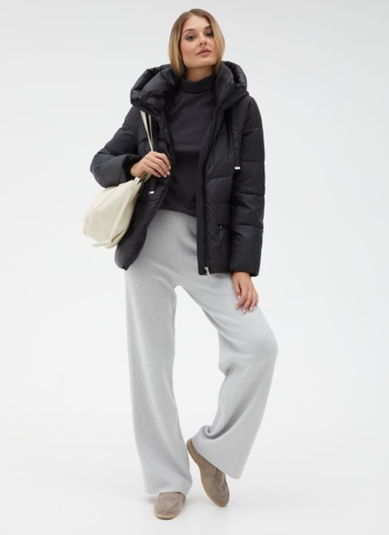 Женский пуховик черного цвета с капюшоном
