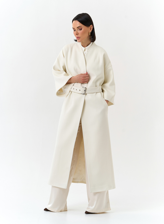 Женское пальто белого цвета
