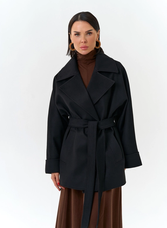 Женское укороченное пальто черного цвета