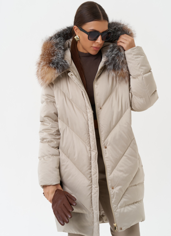 Светлый пуховик с мехом чернобурки