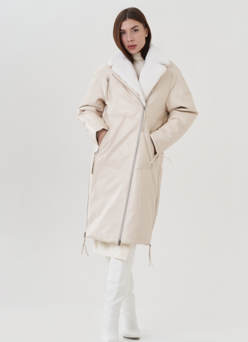 Пуховик женский из эко кожи с английским воротником в светлом цвете