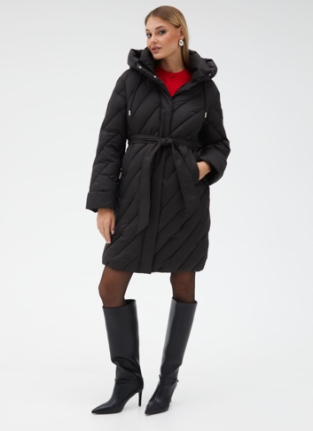 Женский пуховик черного цвета с поясом