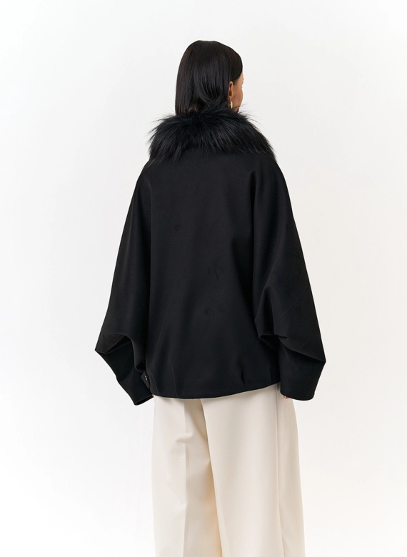 Женское укороченное пальто с отделкой из меха лисы фото