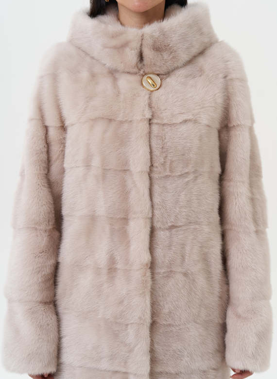 Светлая норковая шуба с капюшоном