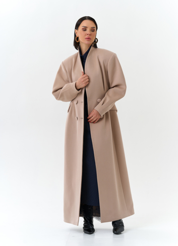 Женское длинное пальто с акцентными рукавами