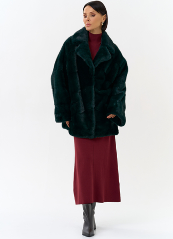 Шуба из меха норки с английским воротником в зеленом цвете